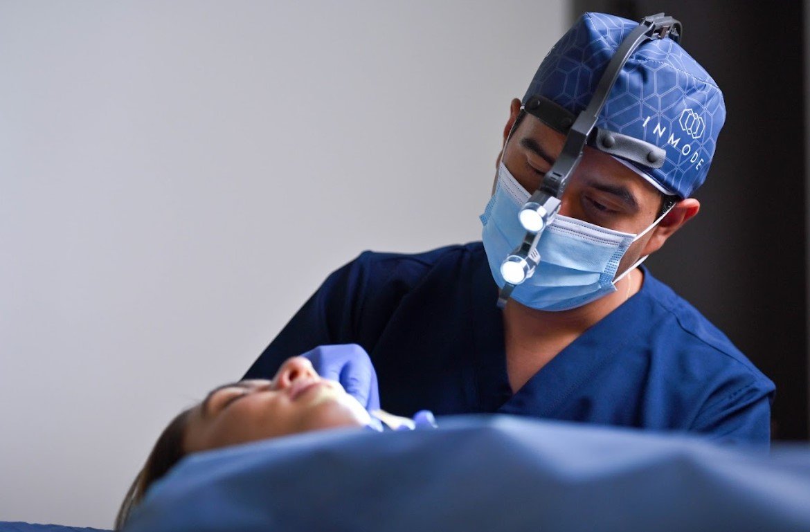 Otoplastia en Bogotá - Óscar Barón cirujano plástico en Colombia