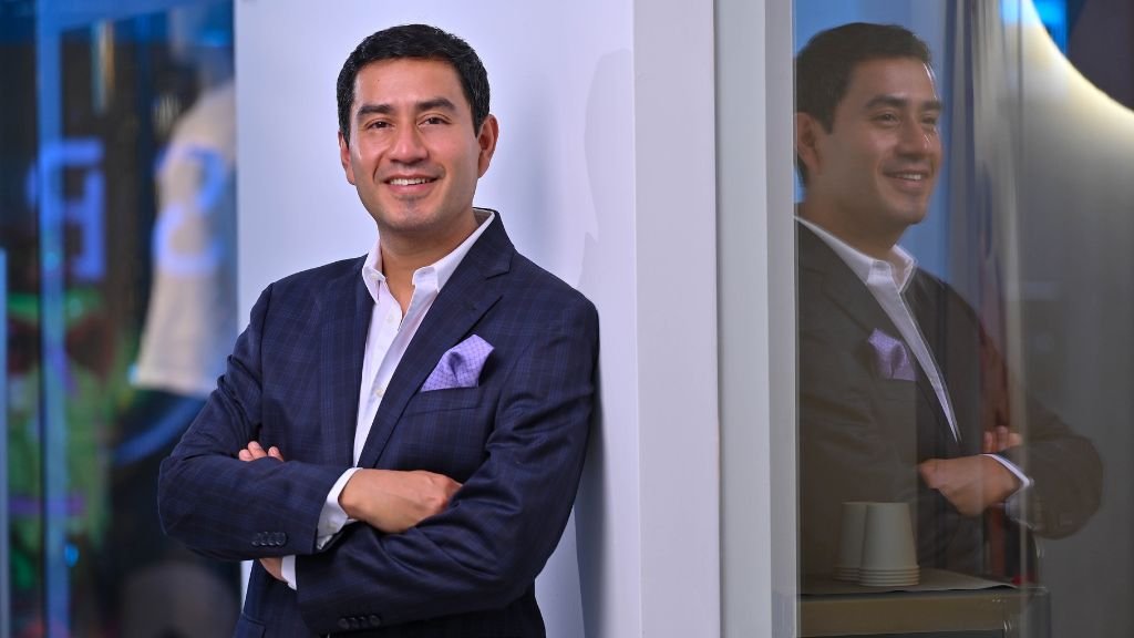 Servicios y trayectoria del Dr. Óscar Barón, cirujano plástico en Colombia