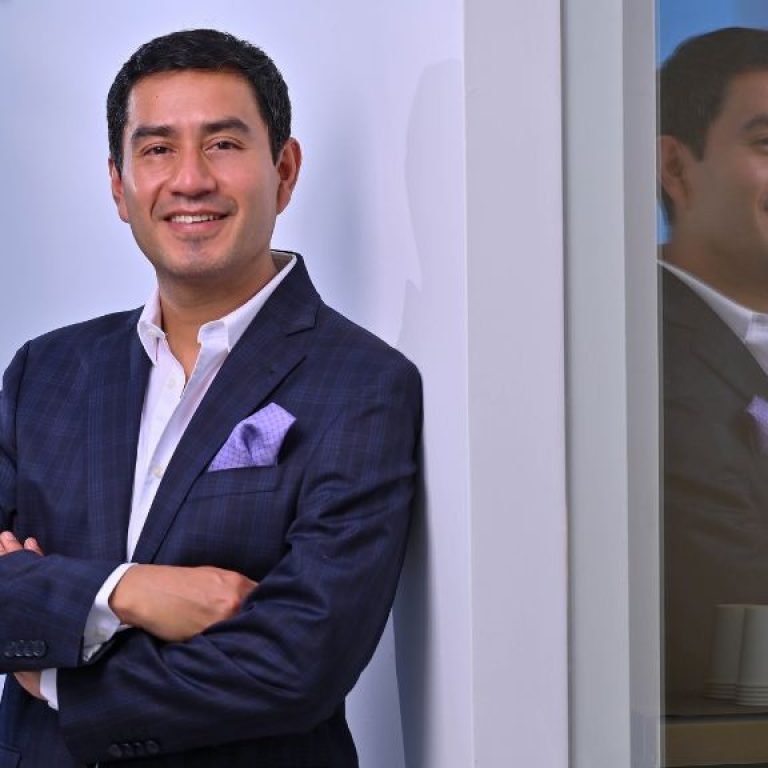 Servicios y trayectoria del Dr. Óscar Barón, cirujano plástico en Colombia